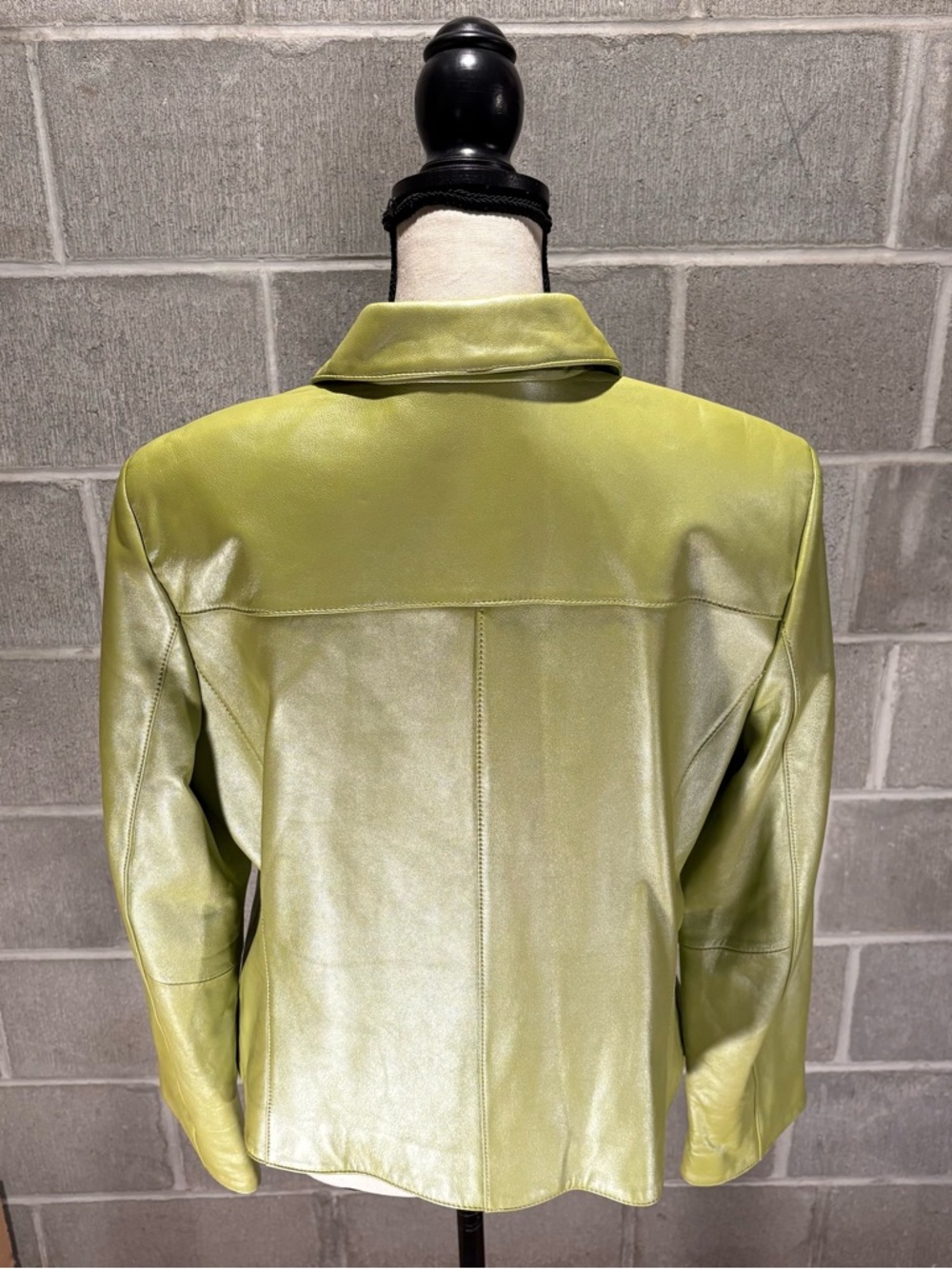 Liz Claiborne genuine leather jacket. - Picture 7 of 14